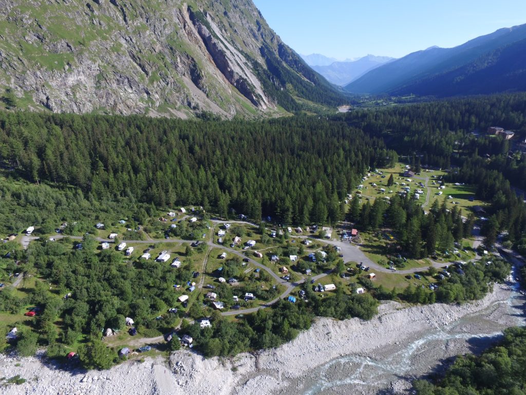 Hundecamp Camping des Glaciers Luftaufnahme